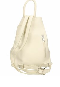 Vit läderryggsäck med texturerad yta, som har en dragkedjeficka, dubbla axelremmar och en rundad, strukturerad form.