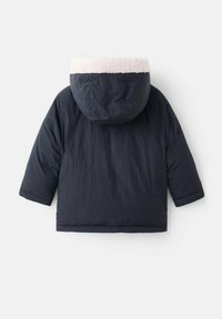 Mørkeblå dunjakke med en hvid fleece-foring i hætten, lange ærmer og et tekstureret, let krøllet stof.