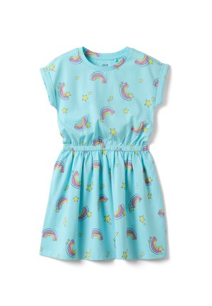 Vestido infantil azul claro con cintura elástica, mangas cortas y estampado de arcoíris y estrellas amarillas.