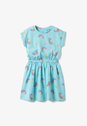 Vestido infantil azul claro con cintura elástica, mangas cortas y estampado de arcoíris y estrellas amarillas.