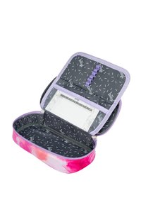 Astuccio con zip realizzato in tessuto, con un'esterno in gradiente da rosa a viola, un interno patterato nero e porta penne elastici.
