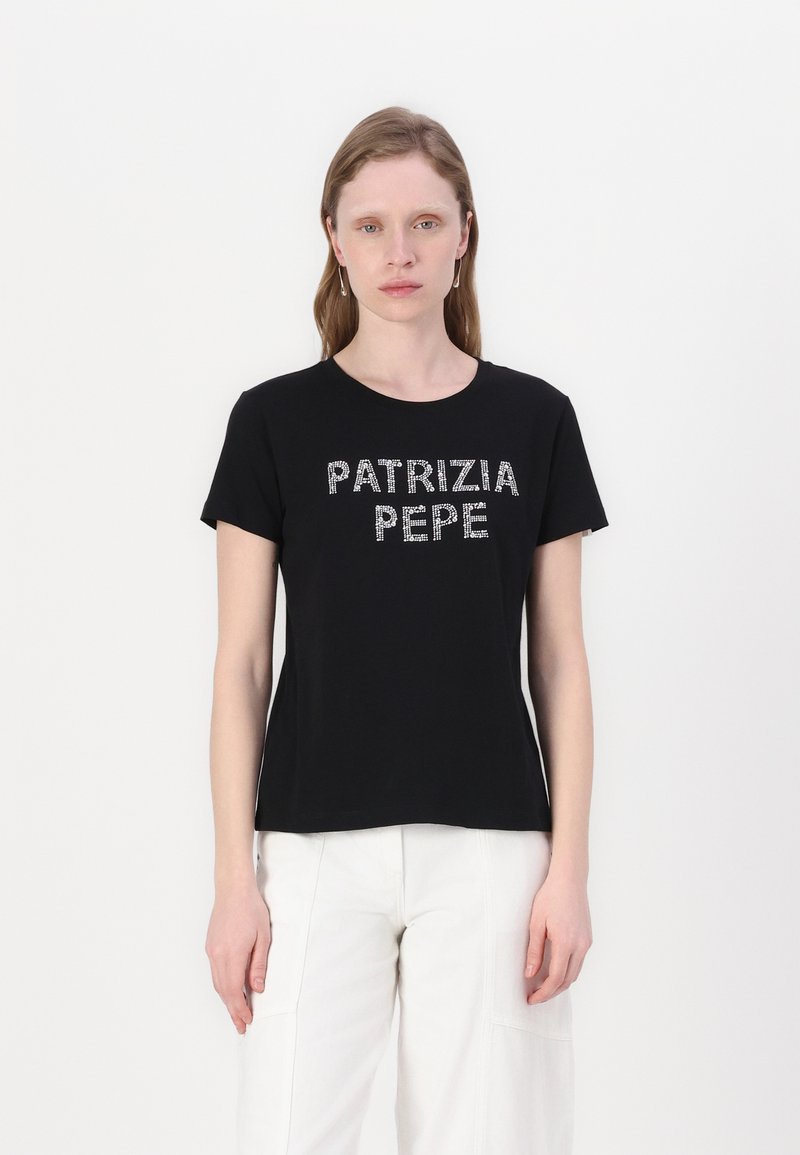 Černé tričko vyrobené z bavlny s krátkým rukávem, se třpytivým stříbrným potiskem "PATRIZIA PEPE" na přední straně.