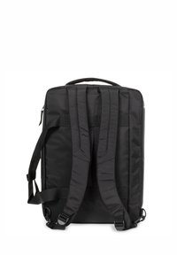 Sac à dos noir en tissu résistant, équipé de bretelles rembourrées et ajustables, d'une poignée supérieure et d'une forme rectangulaire avec une texture lisse.