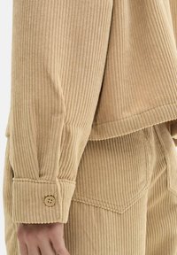 TOM TAILOR DENIM MIT AUFGESETZTER BRUSTTASCHE - Košilová halenka  - caramel beige