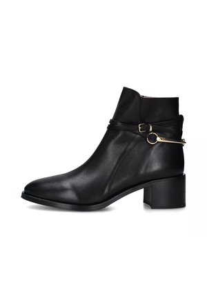 Stivale alla caviglia in pelle nera con punta appuntita, silhouette dritta, dettaglio con fibbia laterale e tacco a blocco. Texture liscia e design minimalista.