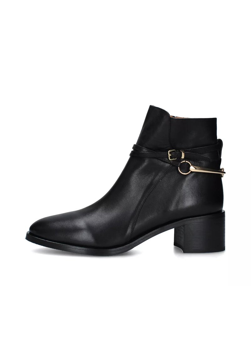Stivale alla caviglia in pelle nera con punta appuntita, silhouette dritta, dettaglio con fibbia laterale e tacco a blocco. Texture liscia e design minimalista.