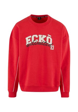 Sweatshirt rouge avec col rond, manches longues et poignets côtelés. Présente le texte "ECKŌ unlimited 93" en blanc et noir, avec un passepoil sur les côtés.