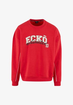 Sweatshirt rouge avec col rond, manches longues et poignets côtelés. Présente le texte "ECKŌ unlimited 93" en blanc et noir, avec un passepoil sur les côtés.