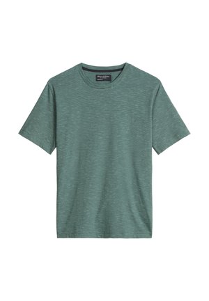 T-shirt à rayures vertes en tissu doux, avec un col rond et des manches courtes, présentant de fines lignes horizontales dans un motif subtil.