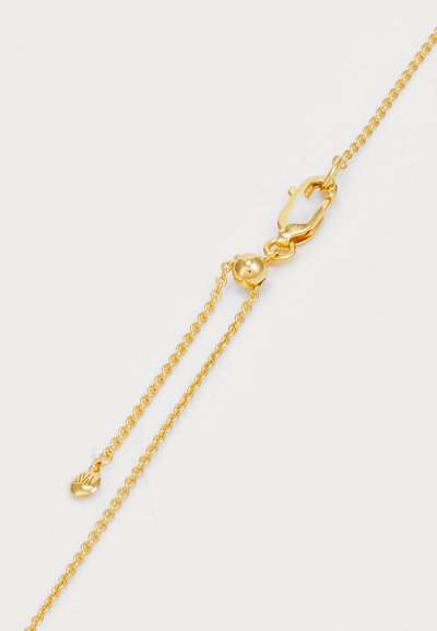 Collana placcata in oro con chiusura a gancio, caratterizzata da un design a maglie texture e un piccolo ciondolo inciso.