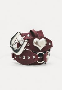 Burgundi bőrszíj ezüst hardware-rel, szív alakú és dekoratív szegecsekkel, amely biztonságos illeszkedést biztosít a gyűrűk és kampók számára.
