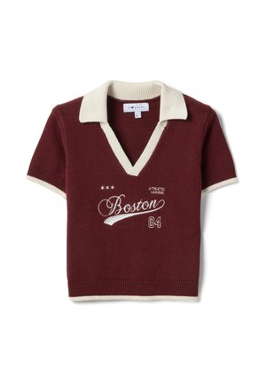 Polo de punto granate de manga corta con ribete blanco, cuello en V con solapa y "Boston Athletic League 04" bordado en el frente.