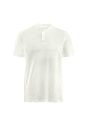 Weißes T-Shirt mit kurzen Ärmeln aus weichem Stoff. Verfügt über einen Rundhalsausschnitt mit einer Knopfleiste mit drei Knöpfen und einer subtilen Textur im gesamten Shirt.