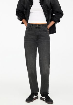 Zwarte high-waisted jeans met een rechte pasvorm, voorzien van een knoop- en ritssluiting, voorzakken en een vervaagde textuur.