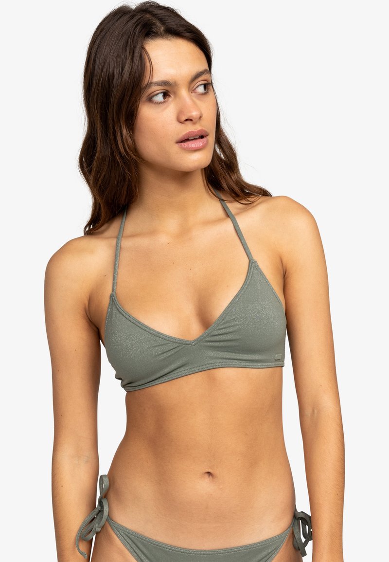 Ljusgrön bikinitopp med en triangulär design, justerbara band och veckade tygdetaljer. Tillverkad av ett smidigt, stretchigt material.