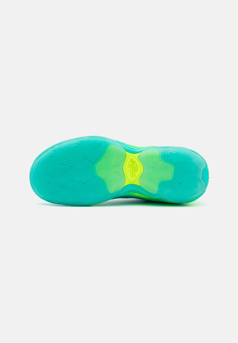 Schuhsohle in einer durchscheinenden türkisfarbenen Nuance mit strukturierten Mustern. Besitzt leuchtend gelbe-grüne Akzente und ein zentrales Logodetail.