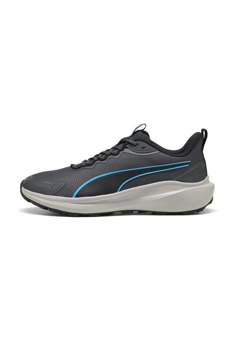 Grijze sport schoenen met zwarte en blauwe accenten, voorzien van een textuur bovenwerk, ronde neus en een dikke, lichtgekleurde zool.