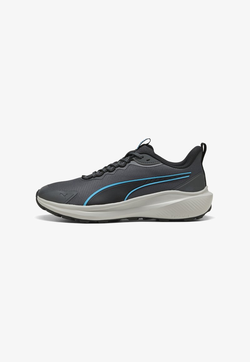 Grijze sport schoenen met zwarte en blauwe accenten, voorzien van een textuur bovenwerk, ronde neus en een dikke, lichtgekleurde zool.