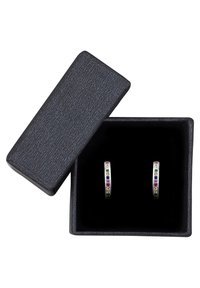 Silver hoops med färgglada ädelstensdetaljer i en svart texturerad smyckeslåda. Lådans inre är svart sammet.