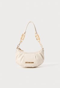 Valge nahast kott, millel on kõver kuju, kullatud ahela aksessuaarid sangal, volditud detailid ja "LOVE MOSCHINO" logo kuldse graveeringuga.