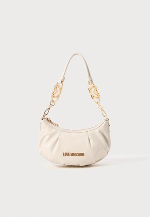 Weiße Lederhandtasche mit geschwungener Form, goldenen Kettenakzenten am Henkel, plissierten Details und dem eingeprägten Logo "LOVE MOSCHINO" in Gold.