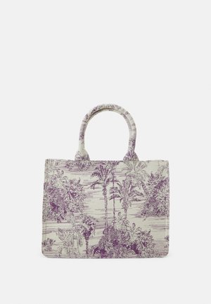 Sac fourre-tout en tissu tissé présentant un motif de palmiers violets et de paysage sur fond crème. Poignées arrondies pour le transport.