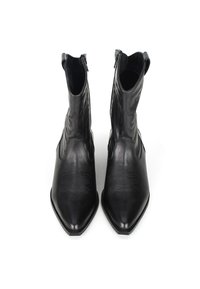 Botas de cuero negro hasta el tobillo con puntas afiladas, que presentan sutiles patrones de costura y un cierre de cremallera en la parte posterior para facilitar su uso.