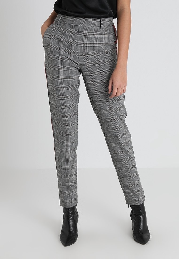 Grå rutiga byxor med skräddarsydd passform, med röda sidosträck, en mjuk yta och en avsmalnande bendesign.