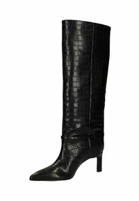 Bottes noires en cuir embossé crocodile, montantes jusqu'au genou, avec un bout pointu et un talon bloc de hauteur intermédiaire. Présente une texture lisse et brillante.