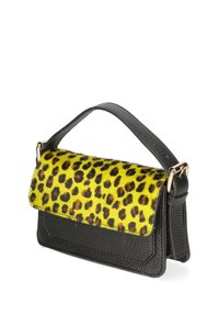 Borsa di pelle nera con un pattino in stampa gattopardo gialla. Presenta una maniglia superiore, hardware dorato e una superficie texture sul davanti e sul retro.