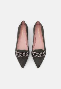 Paire de chaussures plates vert foncé à bout pointu avec décoration en chaîne argentée sur le devant et semelles intérieures roses, vues de dessus.