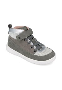 Zapatilla de caña alta en ante gris con detalles de malla plateada. Cuenta con cordones frontales, tiras de velcro y suela de goma blanca. Detalles perforados en los laterales.