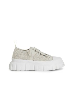 Sneakers platform bianchi con tessuto testurizzato che presenta un motivo floreale, punta rotonda e chiusura con lacci. Suola scanalata per una migliore aderenza.