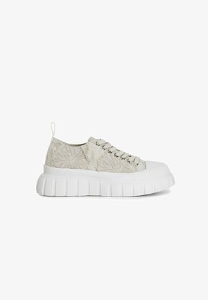 Hvide platform sneakers med tekstureret stof med et blomstermønster, rund tå og snørebåndsdesign. Ribbet sål for bedre greb.