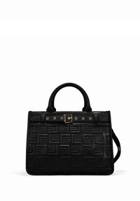 Bolso de mano de cuero negro con estampado geométrico en relieve, forma estructurada, asas superiores y una correa de hombro desmontable. Detalles de hebilla en tono dorado.