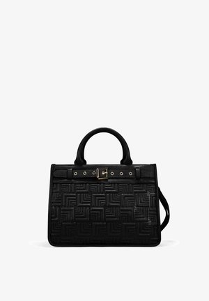 Bolso de mano de cuero negro con estampado geométrico en relieve, forma estructurada, asas superiores y una correa de hombro desmontable. Detalles de hebilla en tono dorado.