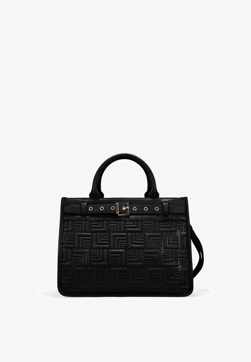 Bolso de mano de cuero negro con estampado geométrico en relieve, forma estructurada, asas superiores y una correa de hombro desmontable. Detalles de hebilla en tono dorado.