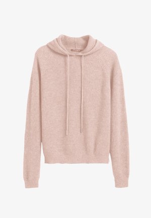 Haut à capuche en tricot rose clair, associé à un jogging beige clair. Porté avec des sneakers blanches et argentées, mettant en avant un style décontracté et relax.