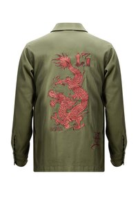 Giacca verde oliva con intricata ricamo di drago rosso sul retro, con una texture liscia e un design colletto classico.