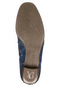 Suela de zapato de ante azul marino con suela de goma texturizada, que presenta un pequeño logotipo de mariposa y marcas de tamaño. Detalles de costura a lo largo de los lados.