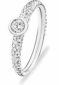 Weißgoldring mit strukturiertem Band und einem zentralen runden Diamanten in einer Zargenfassung, der eine polierte Oberfläche und glatte Kanten aufweist.