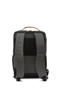 Mochila de tela gris con parte trasera de malla negra, correas ajustables acolchadas y acentos de cuero. Cuenta con un asa en la parte superior y cierre de doble cremallera.