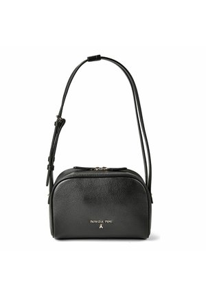 Sac bandoulière en cuir texturé noir avec sangle réglable, fermeture à double zipp et petit logo argenté au centre avant.