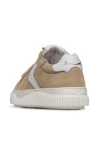 Sneaker in suede beige con dettagli in pelle bianca, forma arrotondata, suola in gomma spessa e testurizzata, design minimalista.