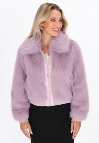 Giacca cropped in faux fur lilla con zip frontale, ampio colletto e polsini e orlo a coste. Morbida al tatto con un aspetto soffice.