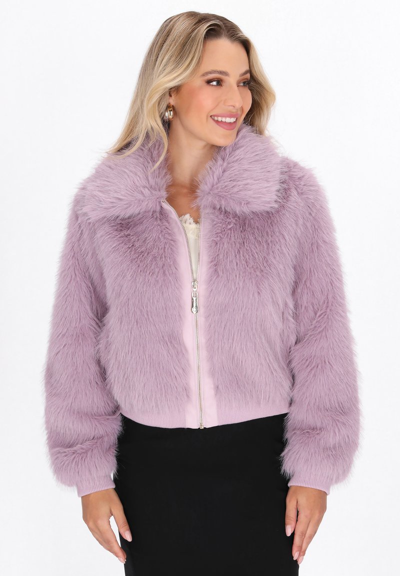 Giacca cropped in faux fur lilla con zip frontale, ampio colletto e polsini e orlo a coste. Morbida al tatto con un aspetto soffice.