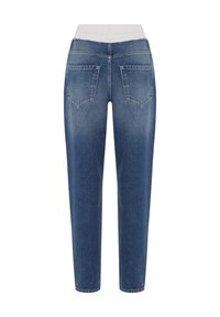Jeans de denim en azul medio, con un diseño de pierna recta, estilo de cinco bolsillos y una cinturilla blanca con un borde desgastado.