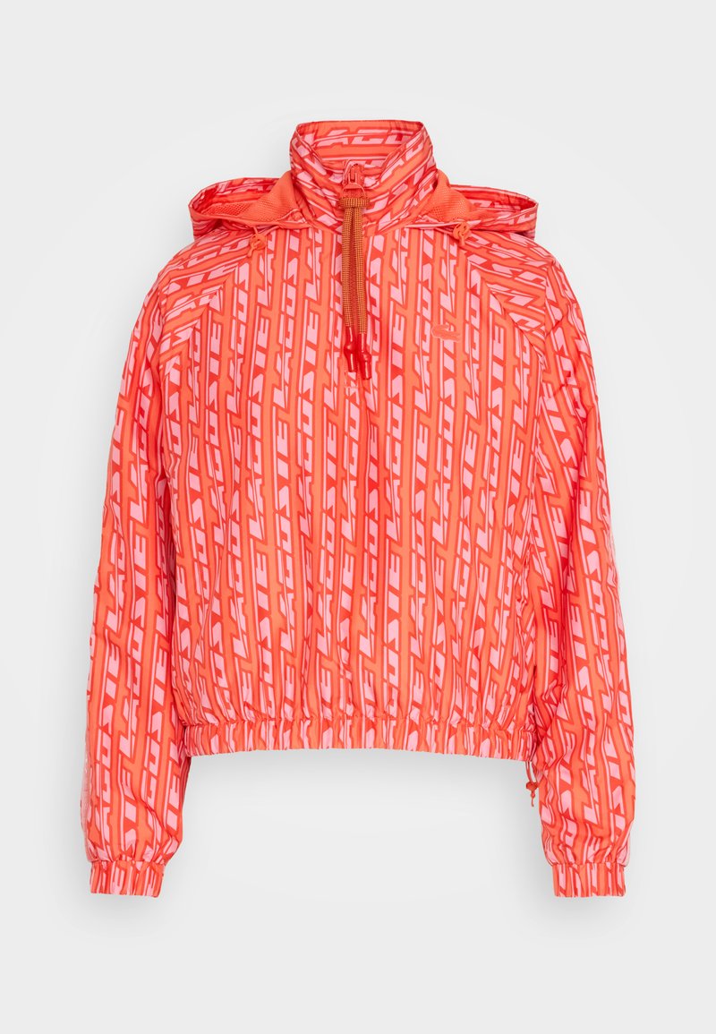 Chaqueta brillante en color naranja y rosa con capucha, que presenta un patrón de logotipos, puños elásticos y un cordón ajustable en el cuello.