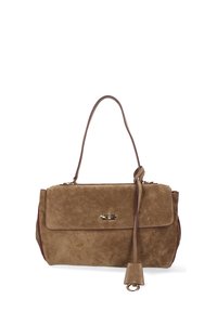 Borsa in camoscio marrone con forma rettangolare, manico superiore e tracolla removibile. Presenta dettagli in oro e chiusura a pattina.