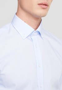 Seidensticker BUTTON DOWN SLIM FIT - Camicia elegante - light blue